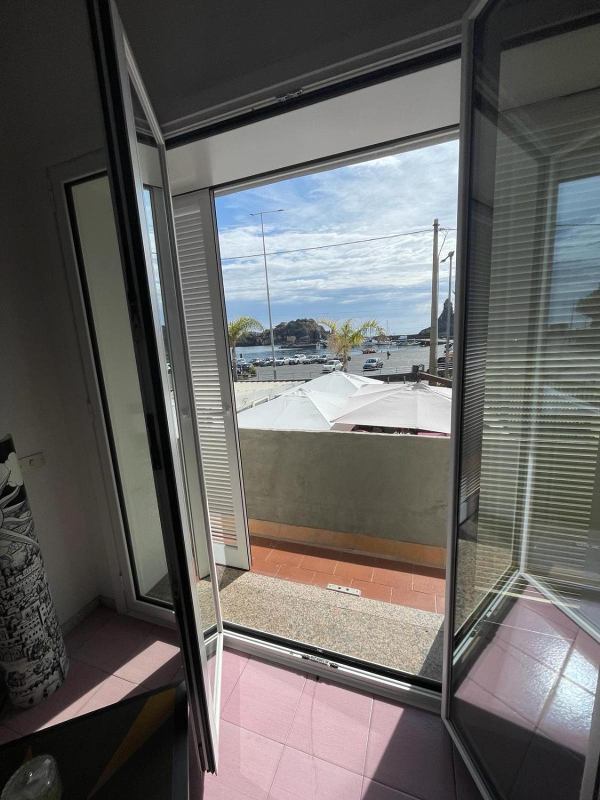 Terrazza Faraglioni Apartment อาชิเตรซซา ภายนอก รูปภาพ